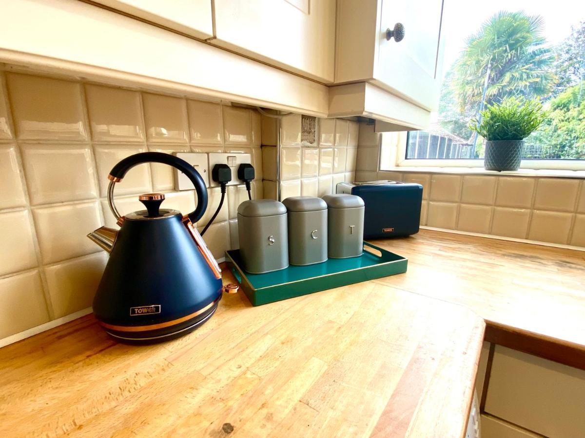 Great 4 Bedroom House - Great Location - Garden - Parking - Fast Wifi - Smart Tv - Newly Decorated - Sleeps Up To 8! Only 10 Mins Drive To Sandbanks Beach! Close To Poole & Bournemouth Dış mekan fotoğraf