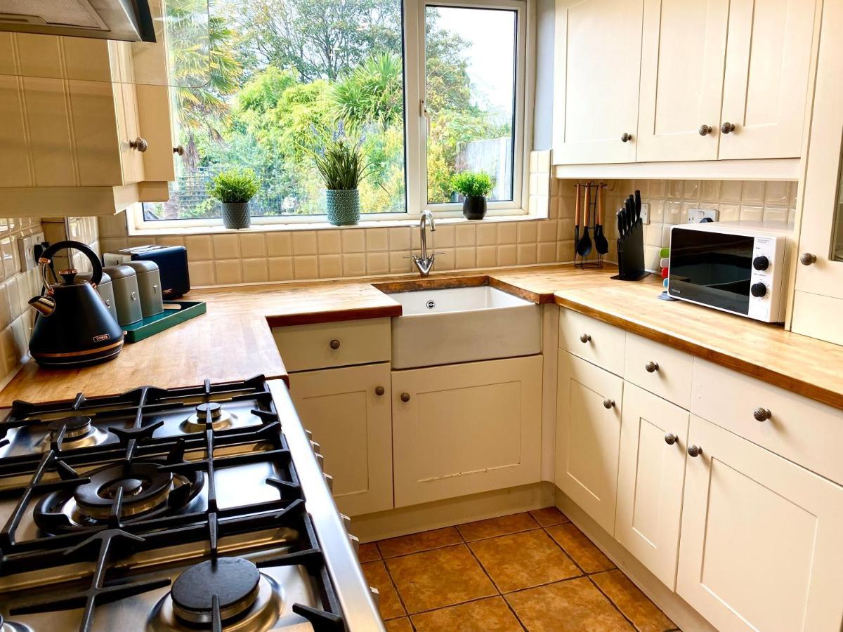 Great 4 Bedroom House - Great Location - Garden - Parking - Fast Wifi - Smart Tv - Newly Decorated - Sleeps Up To 8! Only 10 Mins Drive To Sandbanks Beach! Close To Poole & Bournemouth Dış mekan fotoğraf
