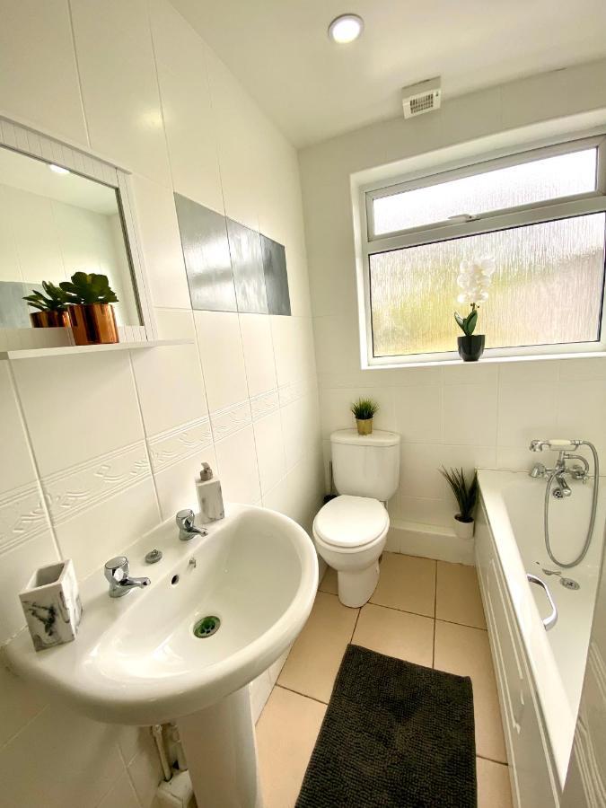 Great 4 Bedroom House - Great Location - Garden - Parking - Fast Wifi - Smart Tv - Newly Decorated - Sleeps Up To 8! Only 10 Mins Drive To Sandbanks Beach! Close To Poole & Bournemouth Dış mekan fotoğraf