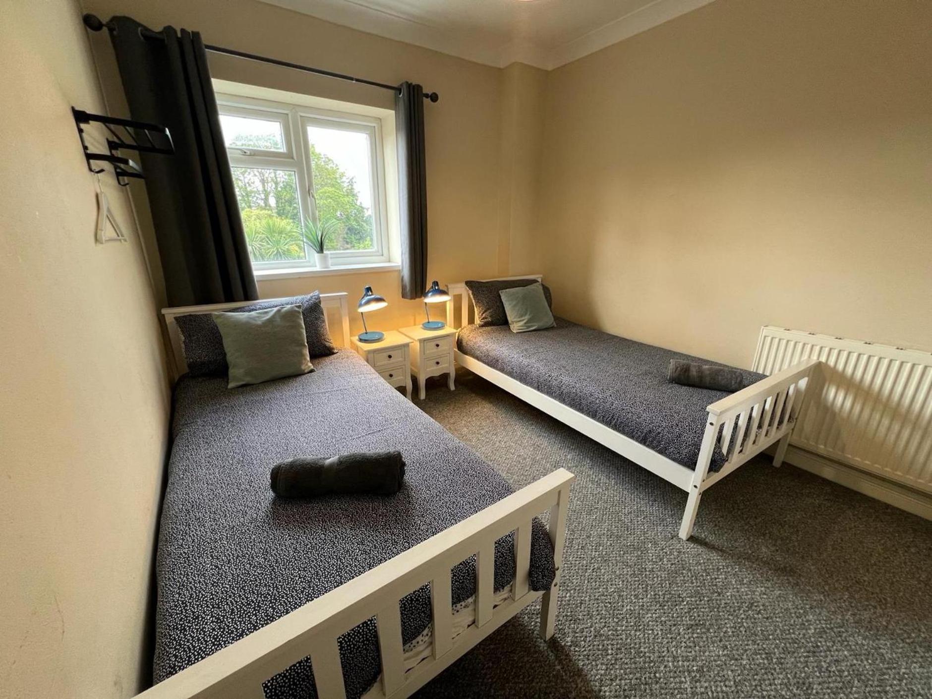 Great 4 Bedroom House - Great Location - Garden - Parking - Fast Wifi - Smart Tv - Newly Decorated - Sleeps Up To 8! Only 10 Mins Drive To Sandbanks Beach! Close To Poole & Bournemouth Dış mekan fotoğraf