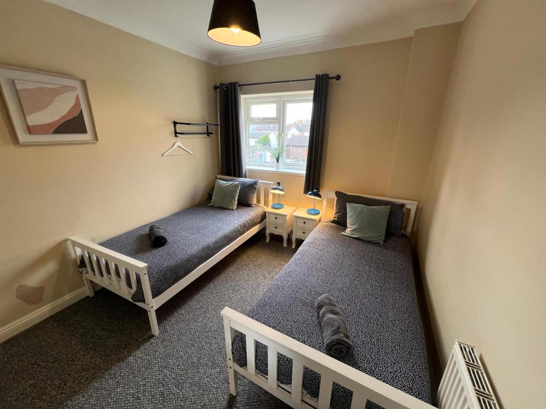 Great 4 Bedroom House - Great Location - Garden - Parking - Fast Wifi - Smart Tv - Newly Decorated - Sleeps Up To 8! Only 10 Mins Drive To Sandbanks Beach! Close To Poole & Bournemouth Dış mekan fotoğraf