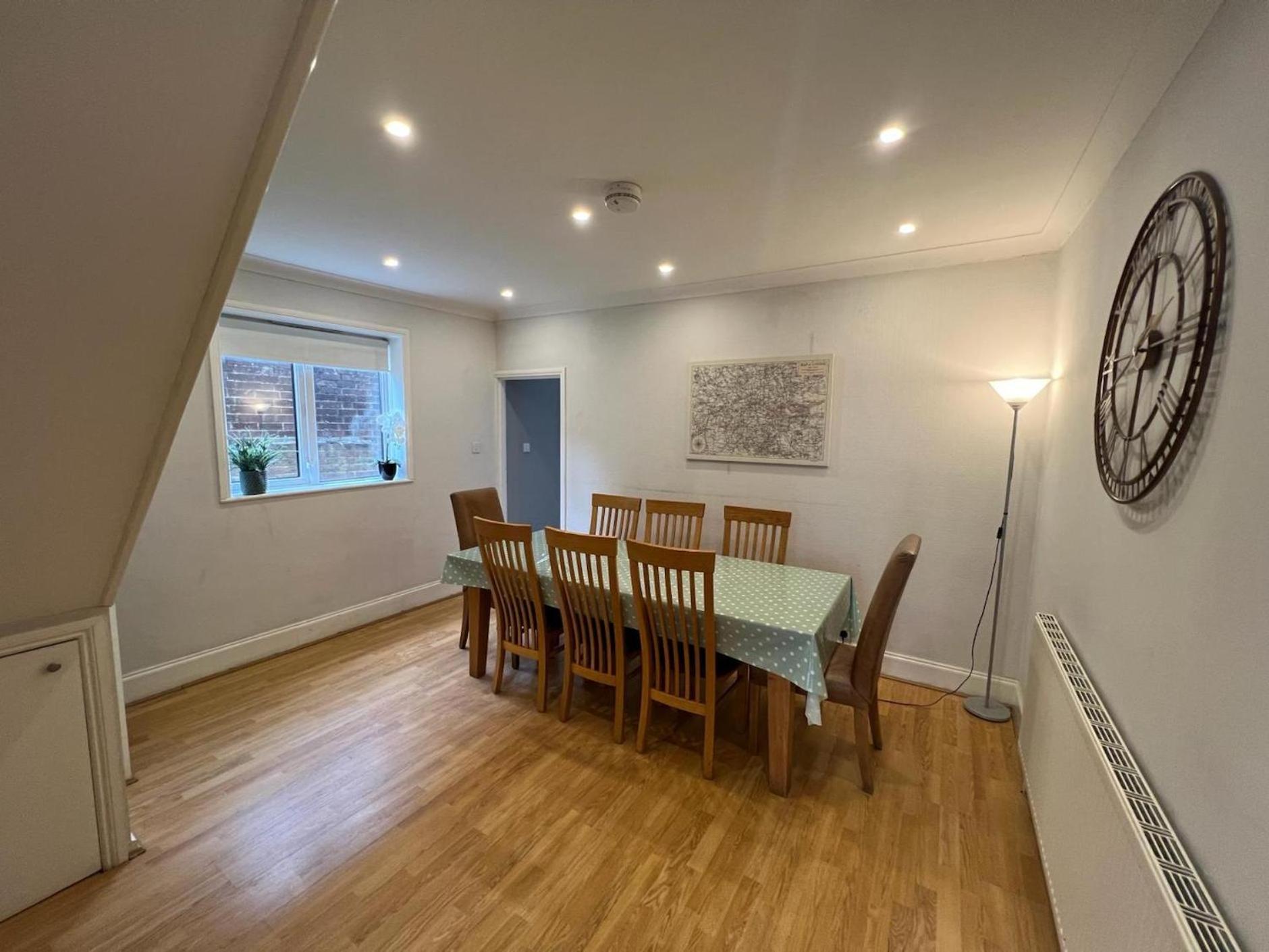 Great 4 Bedroom House - Great Location - Garden - Parking - Fast Wifi - Smart Tv - Newly Decorated - Sleeps Up To 8! Only 10 Mins Drive To Sandbanks Beach! Close To Poole & Bournemouth Dış mekan fotoğraf