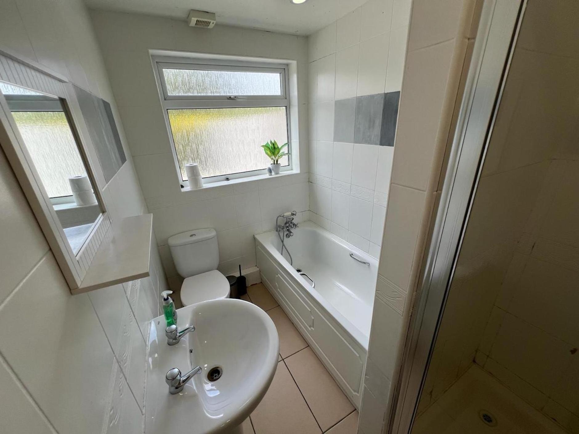 Great 4 Bedroom House - Great Location - Garden - Parking - Fast Wifi - Smart Tv - Newly Decorated - Sleeps Up To 8! Only 10 Mins Drive To Sandbanks Beach! Close To Poole & Bournemouth Dış mekan fotoğraf