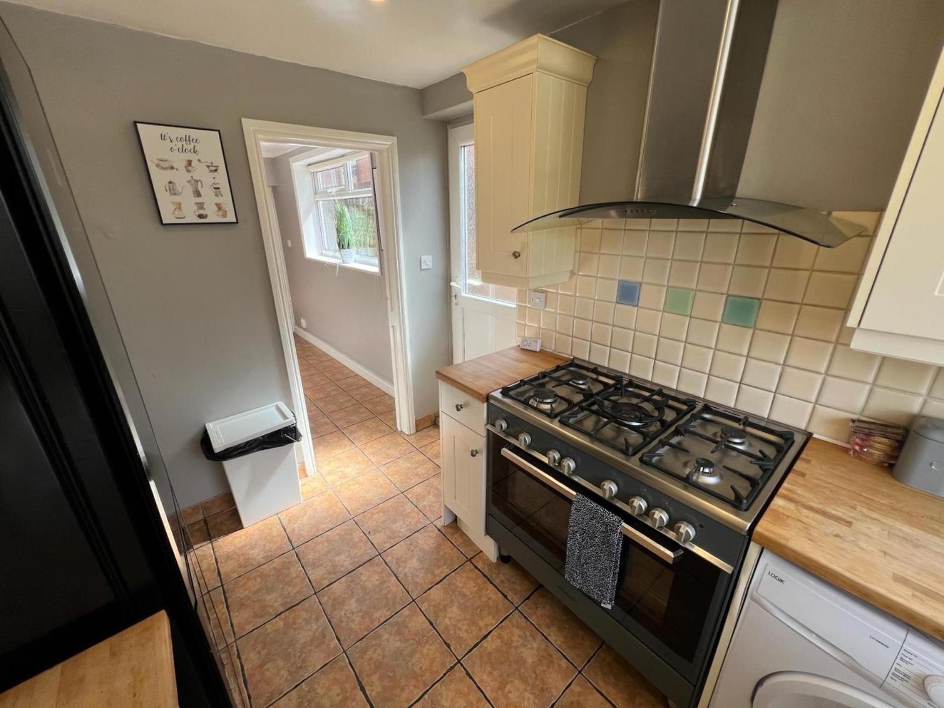 Great 4 Bedroom House - Great Location - Garden - Parking - Fast Wifi - Smart Tv - Newly Decorated - Sleeps Up To 8! Only 10 Mins Drive To Sandbanks Beach! Close To Poole & Bournemouth Dış mekan fotoğraf