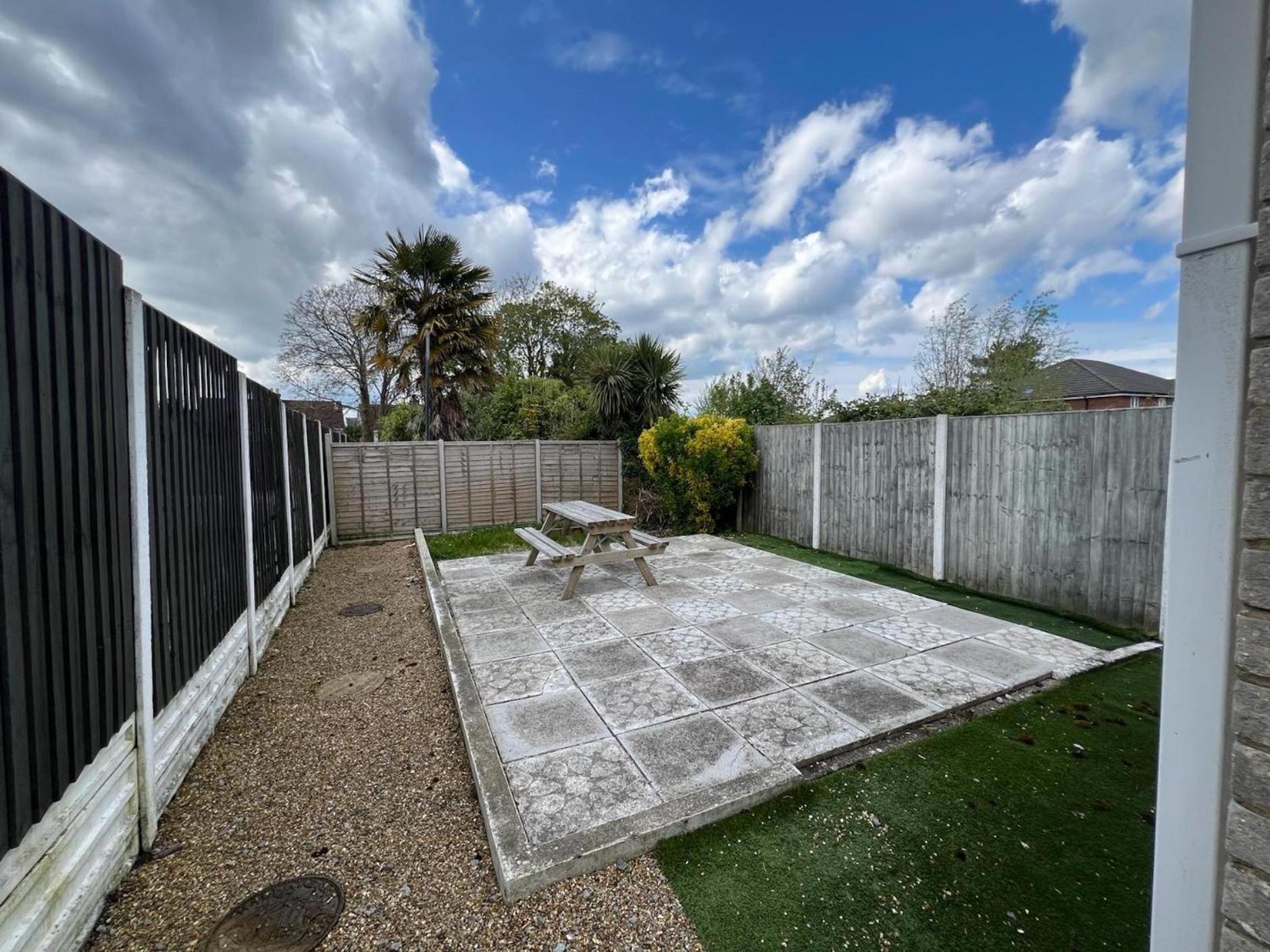 Great 4 Bedroom House - Great Location - Garden - Parking - Fast Wifi - Smart Tv - Newly Decorated - Sleeps Up To 8! Only 10 Mins Drive To Sandbanks Beach! Close To Poole & Bournemouth Dış mekan fotoğraf