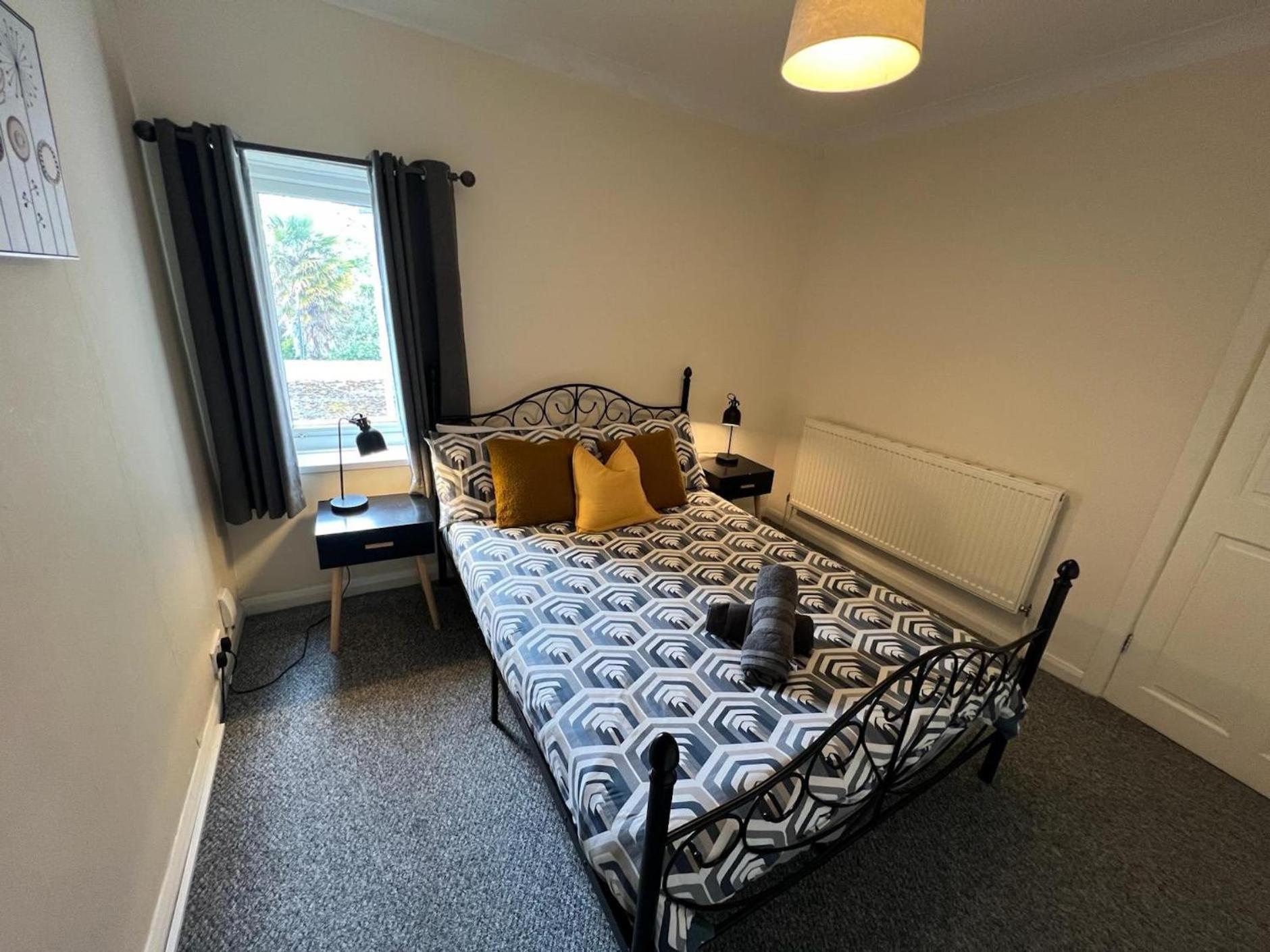 Great 4 Bedroom House - Great Location - Garden - Parking - Fast Wifi - Smart Tv - Newly Decorated - Sleeps Up To 8! Only 10 Mins Drive To Sandbanks Beach! Close To Poole & Bournemouth Dış mekan fotoğraf