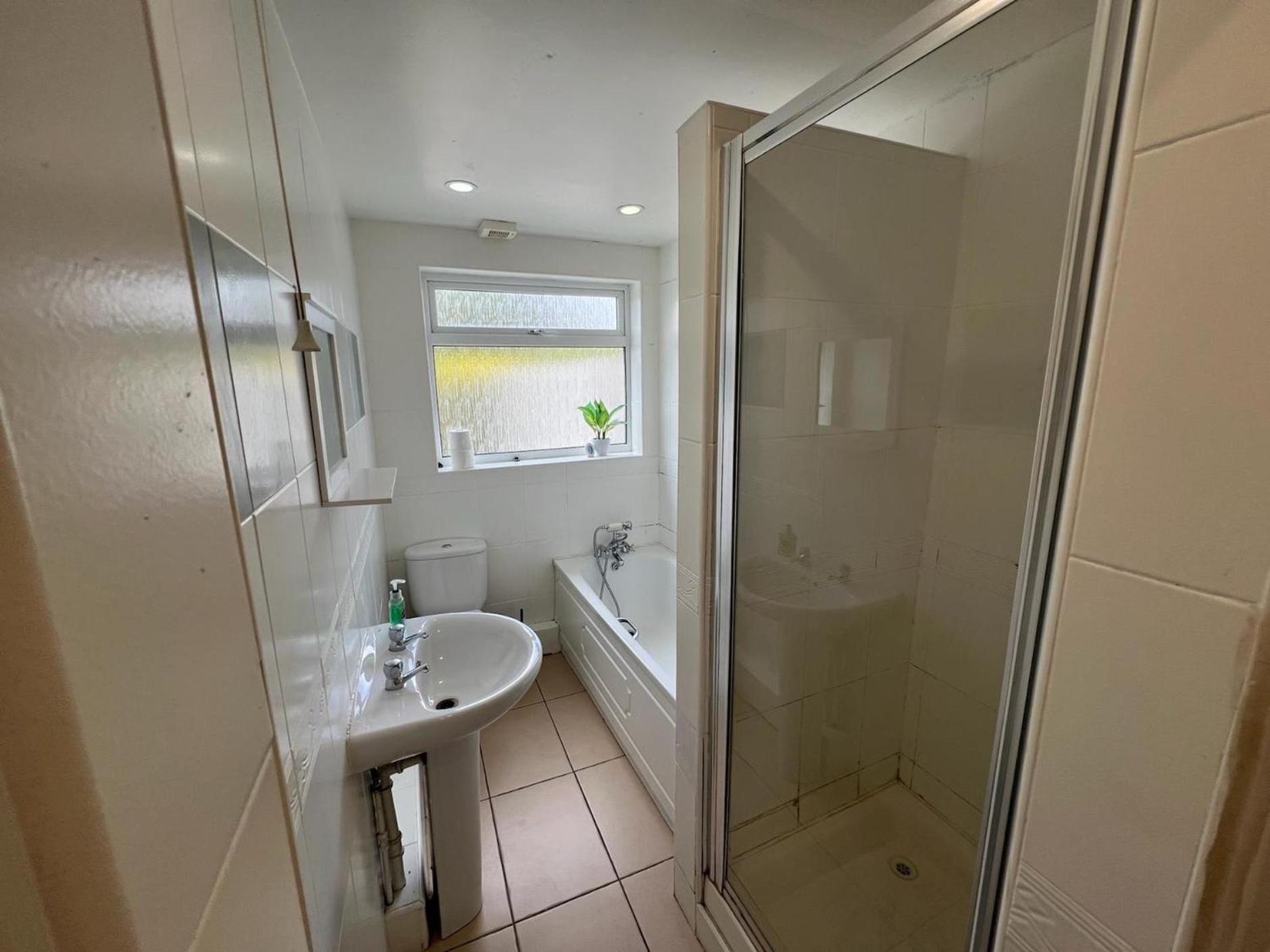 Great 4 Bedroom House - Great Location - Garden - Parking - Fast Wifi - Smart Tv - Newly Decorated - Sleeps Up To 8! Only 10 Mins Drive To Sandbanks Beach! Close To Poole & Bournemouth Dış mekan fotoğraf