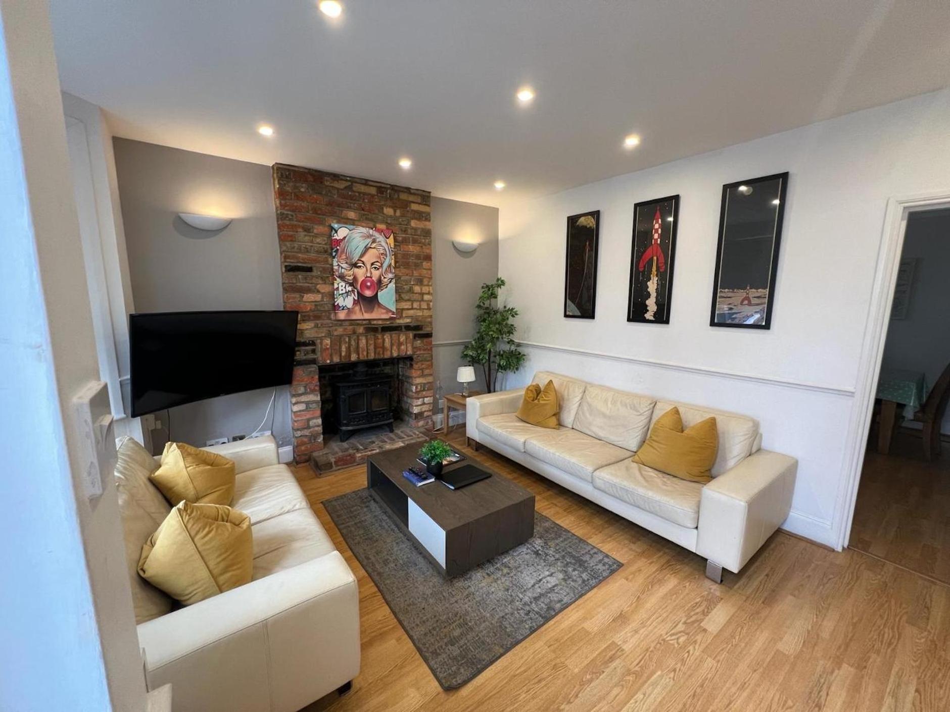 Great 4 Bedroom House - Great Location - Garden - Parking - Fast Wifi - Smart Tv - Newly Decorated - Sleeps Up To 8! Only 10 Mins Drive To Sandbanks Beach! Close To Poole & Bournemouth Dış mekan fotoğraf