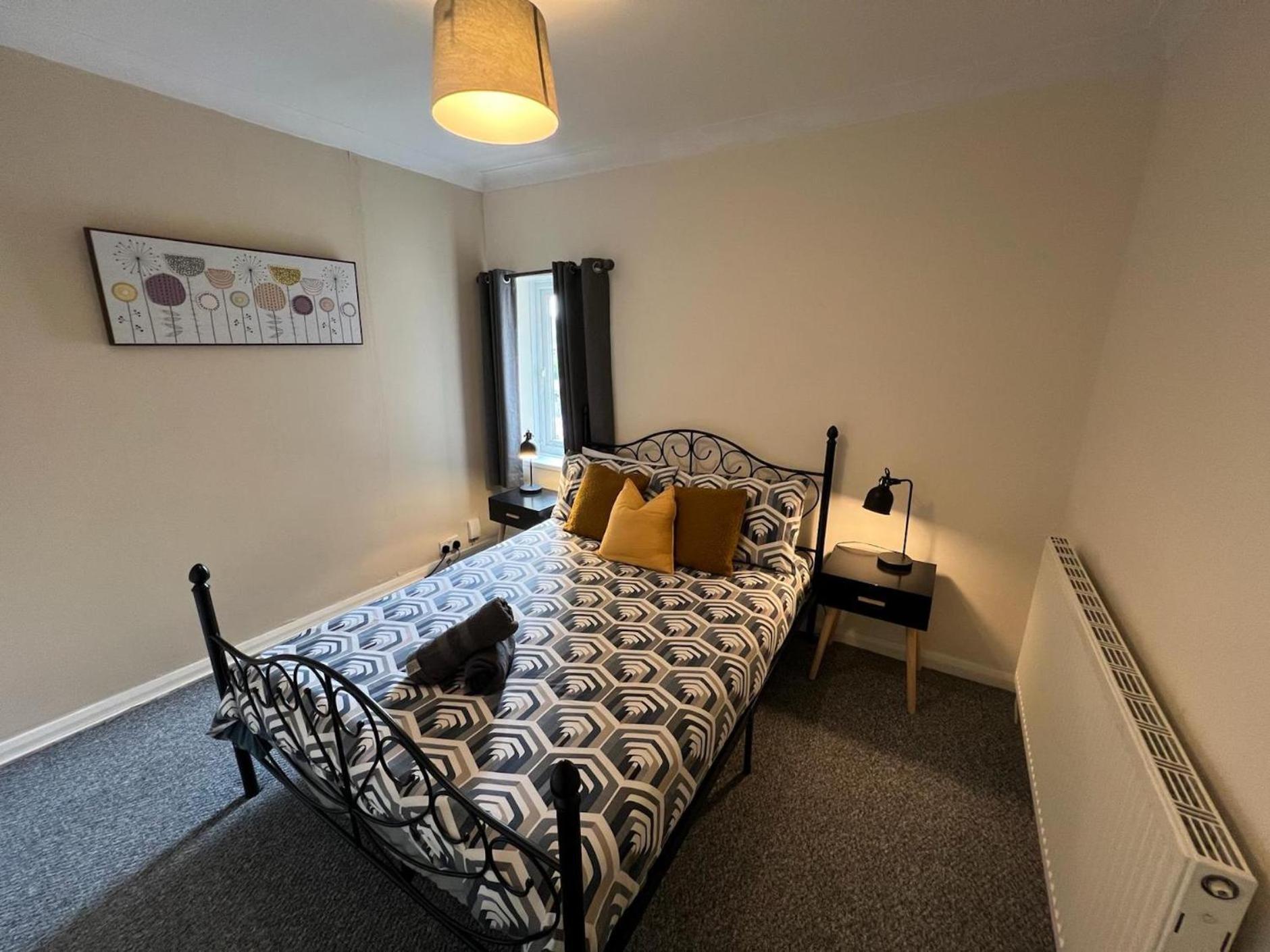 Great 4 Bedroom House - Great Location - Garden - Parking - Fast Wifi - Smart Tv - Newly Decorated - Sleeps Up To 8! Only 10 Mins Drive To Sandbanks Beach! Close To Poole & Bournemouth Dış mekan fotoğraf