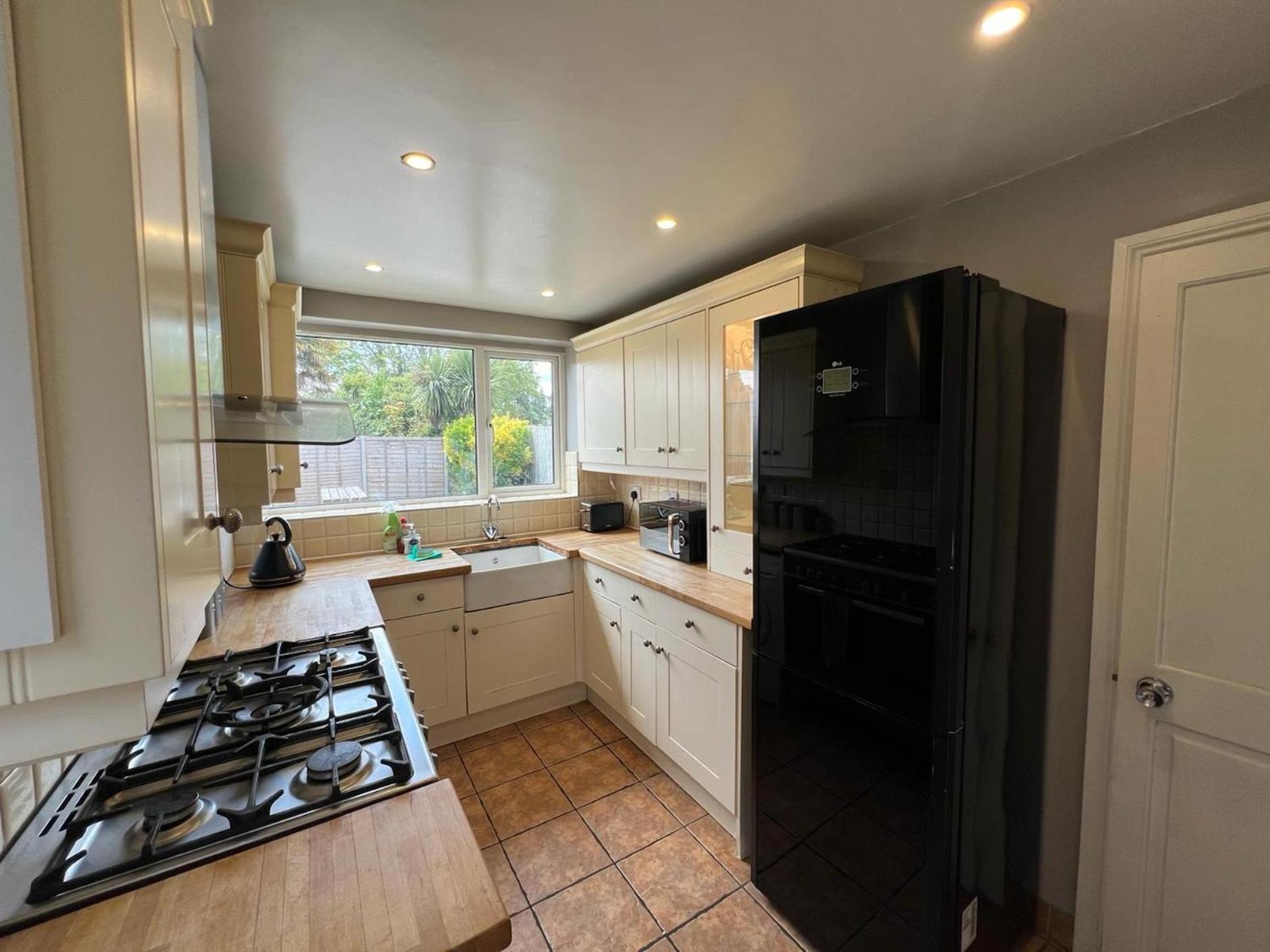 Great 4 Bedroom House - Great Location - Garden - Parking - Fast Wifi - Smart Tv - Newly Decorated - Sleeps Up To 8! Only 10 Mins Drive To Sandbanks Beach! Close To Poole & Bournemouth Dış mekan fotoğraf